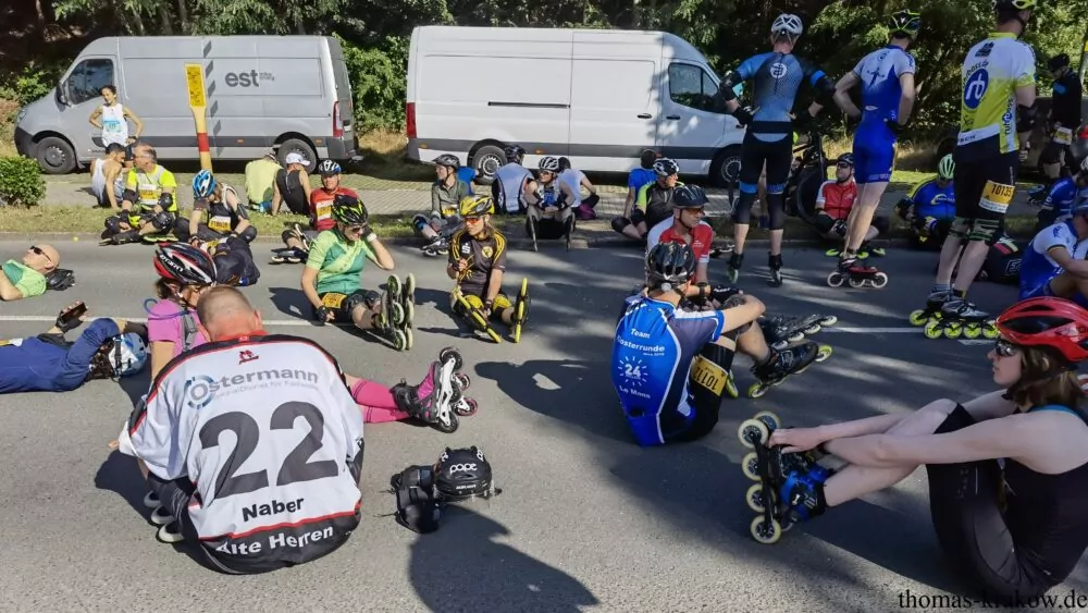 Die Inline-Skater-Fahrer warten auf den Start, der etwas Verspätung hat.