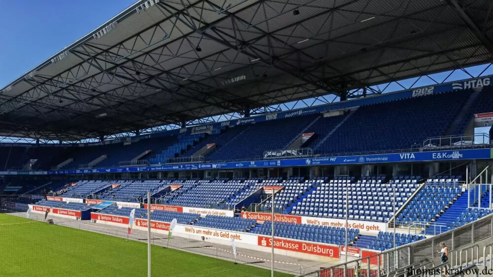 Blick auf die Tribüne der Schauinsland-Reisen-Arena, wo der Zieleinlauf der Läufe ist.