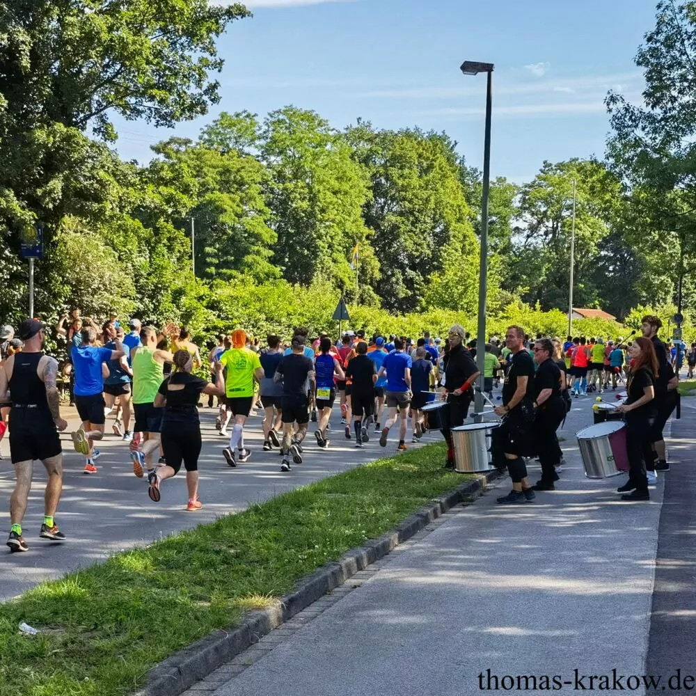 Das Läuferfeld kurz nach dem Start des Halbmarathons. Die Samba-Trommler, rechts im Bild, feuern die Läufer an.