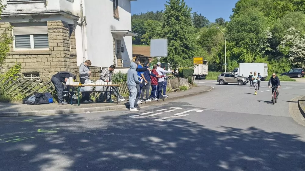 Der erste Verpflegungspunkt. Hier haben sich die 10-km-Läufer und die Halbmarathonis getrennt. Auf dem Boden ist etwas von der Markierung zu erkennen.